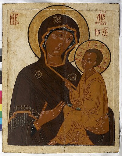 Ikone mit der Muttergottes, die das Christuskind auf dem linken Arm trägt. Sie neigt den Kopf leicht in Richtung Christi und weist mit der rechten Hand auf ihn.  